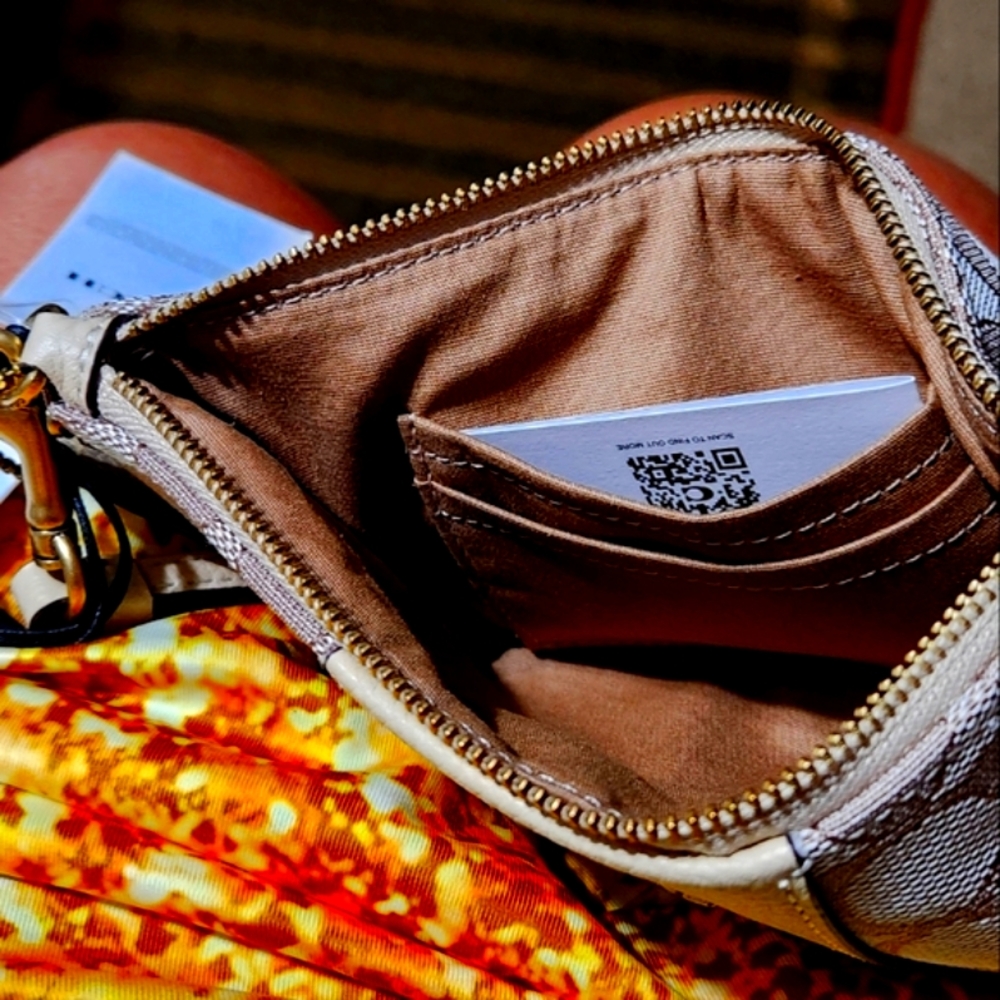 NWT Coach Signature Wristlet Khaki/Saddle - Picture 3 of 4